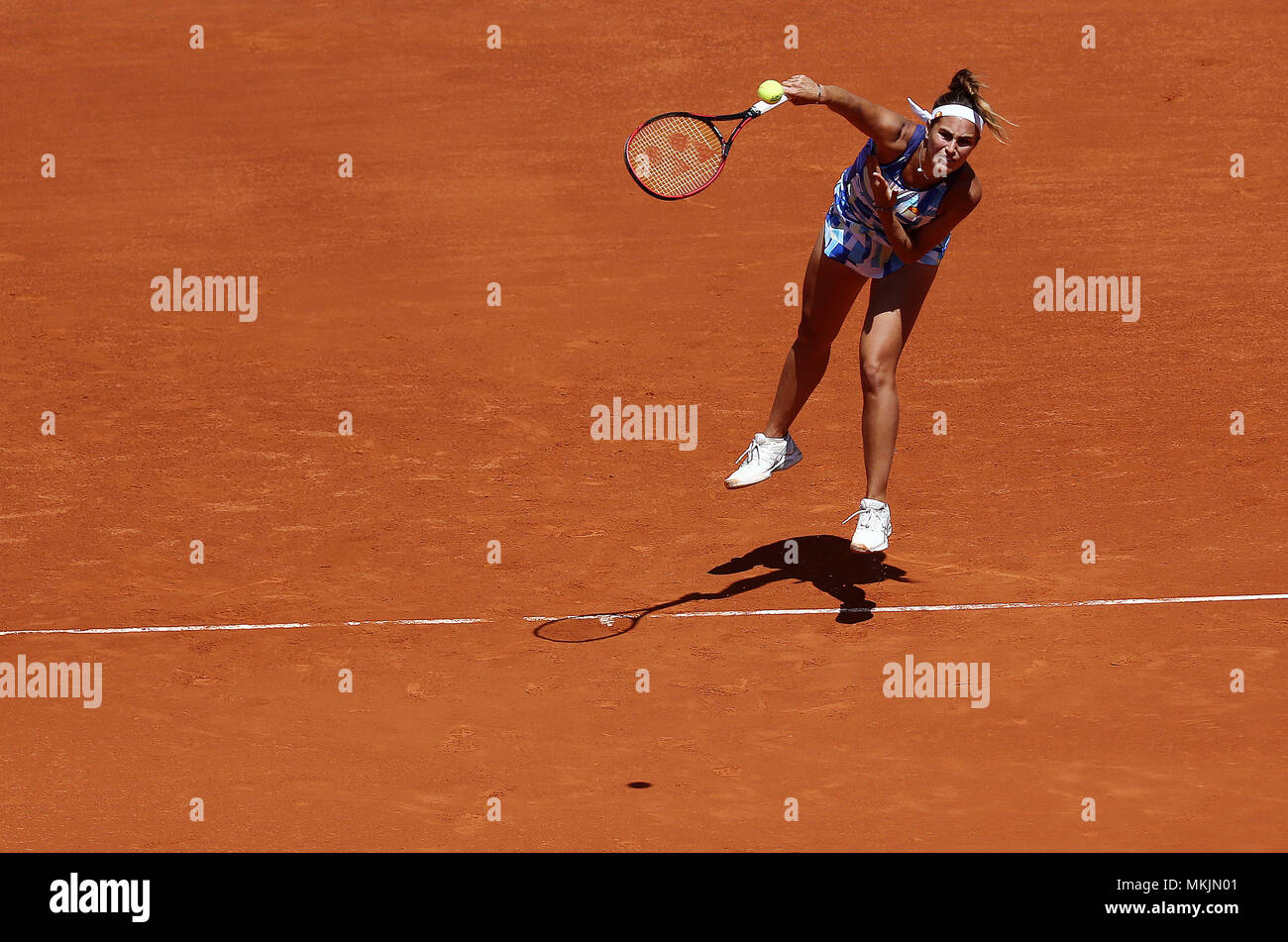 Madrid, Spagna. 8 Maggio, 2018. Monica Puig di Puerto Rico serve a Petra KVITOVA della Repubblica ceca nel 2° Round durante il giorno quattro della Mutua Madrid Open torneo di tennis presso la Caja Magica. Credito: Manu Reino/SOPA Immagini/ZUMA filo/Alamy Live News Foto Stock