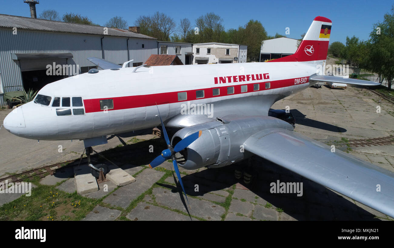 07 maggio 2018, Germania, Grimmen: un tipo di aeromobile Ilyushin Il-14 è parcheggiato nel Technikpark fin dal mese di maggio. I due motori di aeromobili classic è uno dei circa 80 Ilyushin di questo tipo che sono state costruite negli anni cinquanta e sessanta in Dresda opere di aeromobili. Il Technikpark fu inaugurato nel 2010. Un classico trattore soddisfa è prevista per il 10 maggio 2018 nell'Technikpark (antenna shot prese con un drone). Foto: Stefan Sauer/dpa-Zentralbild/dpa Foto Stock