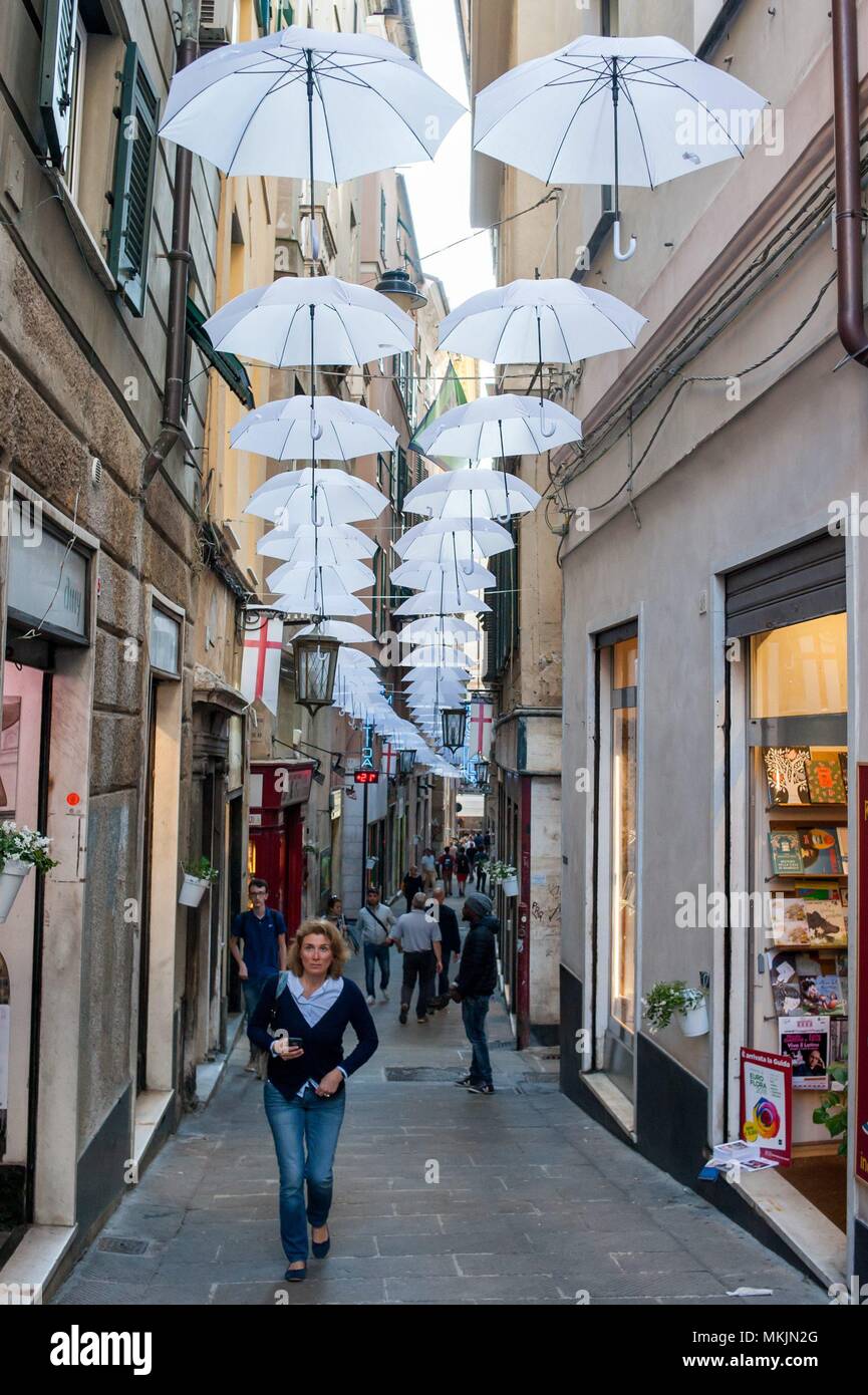 27/04/2018 Genova (Italia) gli ombrelli appesi sulla sommità del GenoaÂ'  strade come attrazione turistica. / Paraguas colgados en las calles del  centro de la ciudad de GÃ©nova como turÃ-stico reclamo. La città