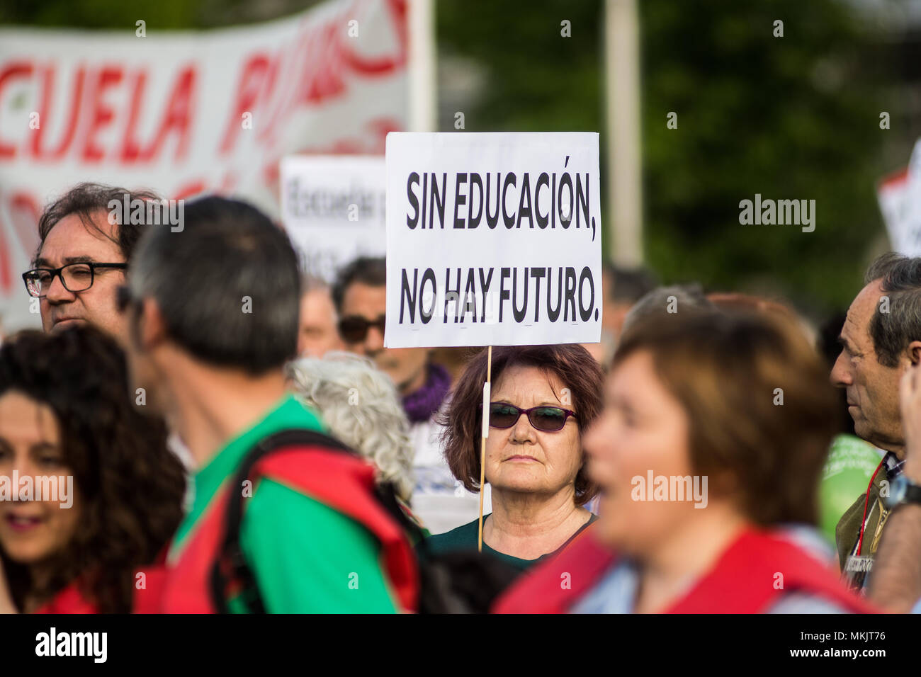 Madrid, Spagna. 08 Maggio, 2018. Una donna urla protestando con un cartello che recita "non c'è futuro senza istruzione' durante una manifestazione contro i tagli di bilancio in materia di istruzione e contro la legge sull Educazione (LOMCE), a Madrid, Spagna. Credito: Marcos del Mazo/Alamy Live News Foto Stock