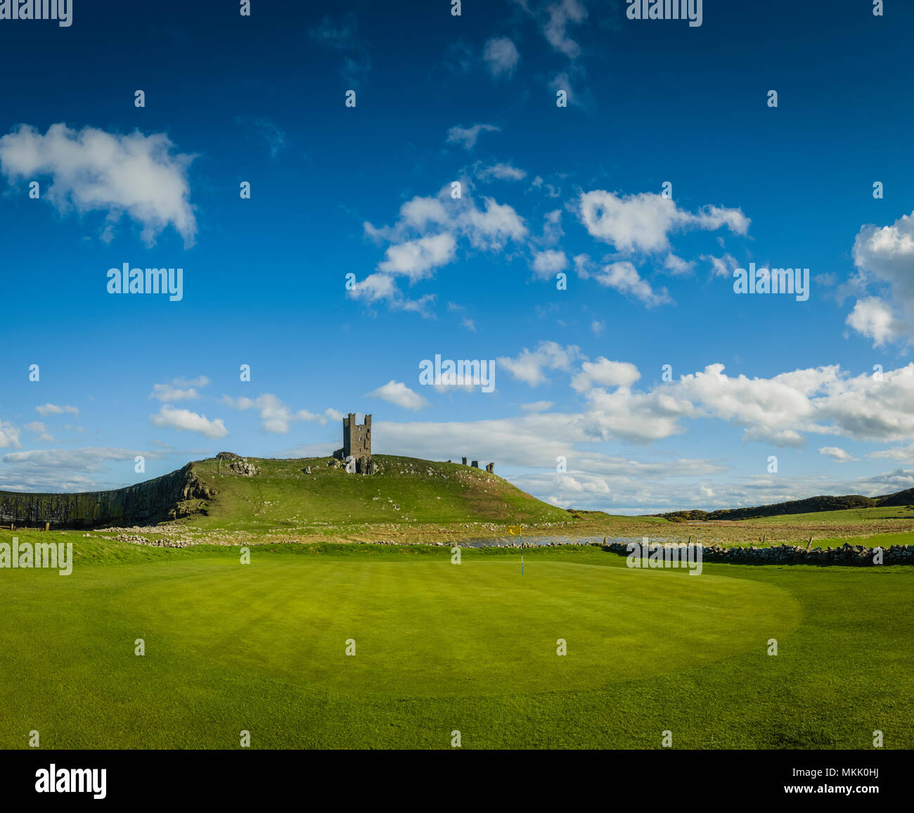 Castello di Dunstanburgh e campo da golf, Northumberland, Regno Unito. Foto Stock