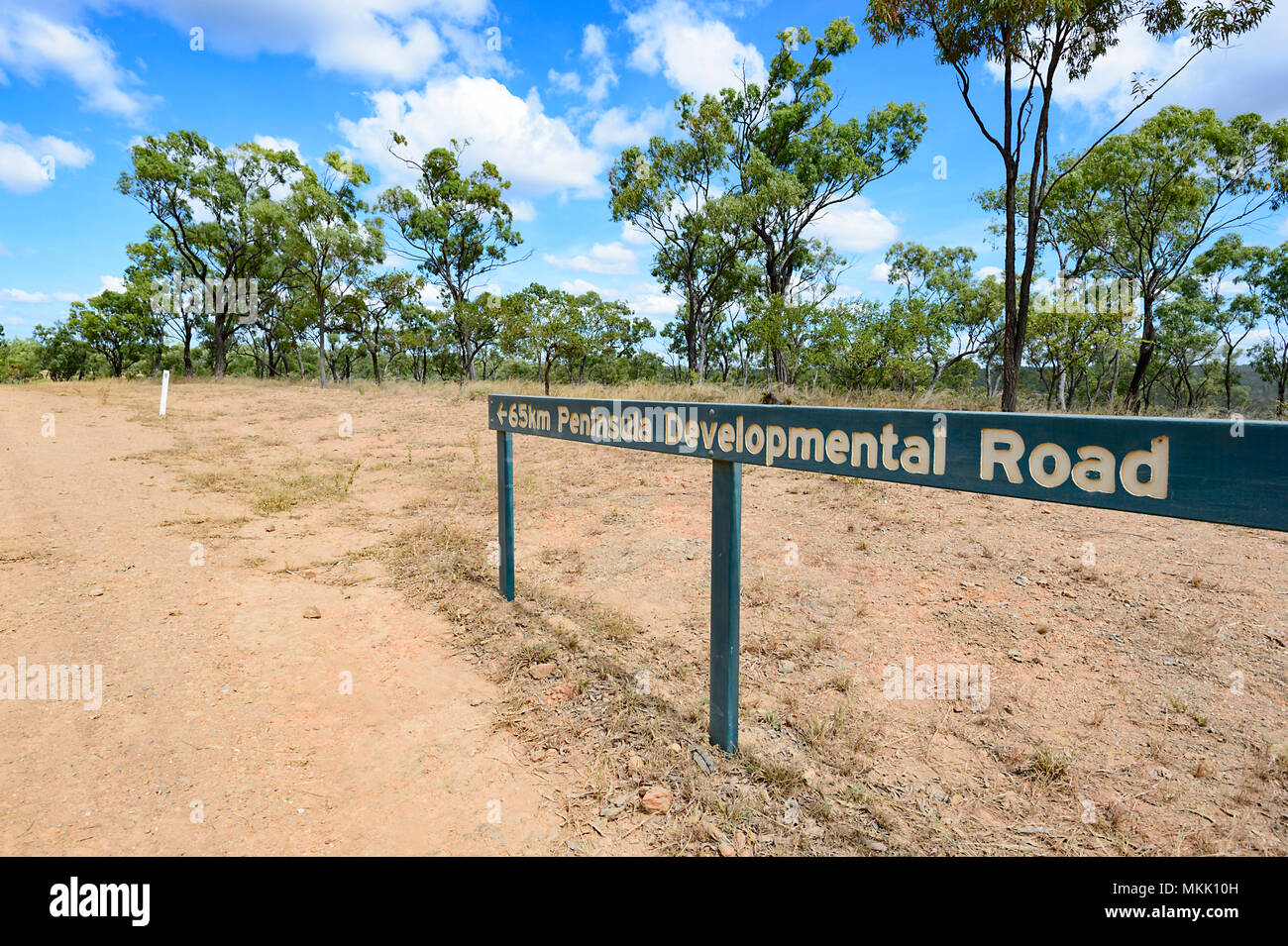 Cartello stradale rivolta verso la direzione della penisola di strada di sviluppo (PDR) su una distanza su strada sterrata fino a Nord Queensland, FNQ, QLD, Australia Foto Stock
