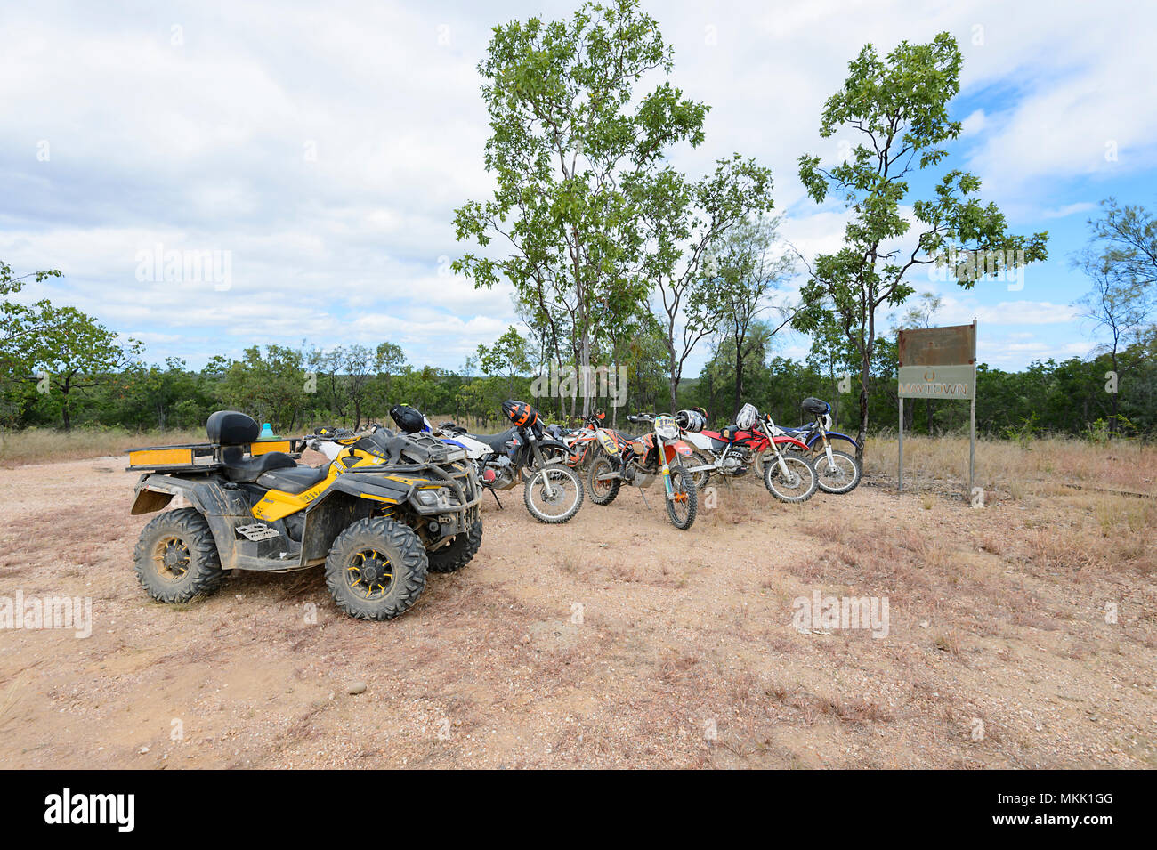 Off-road bike e quadbike parcheggiate nella città fantasma di Maytown, estremo Nord Queensland, FNQ, QLD, Australia Foto Stock
