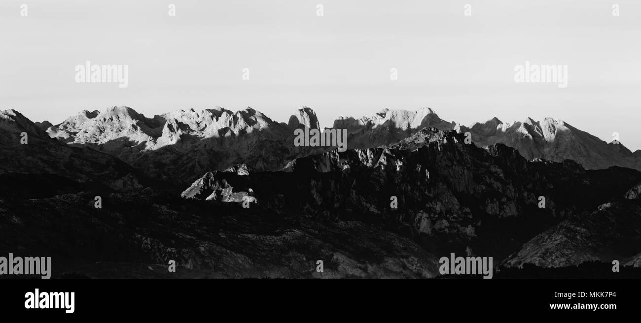 Panorama di Picos de Europa da San Vicente de la Barquera Cantabria, SPAGNA Foto Stock