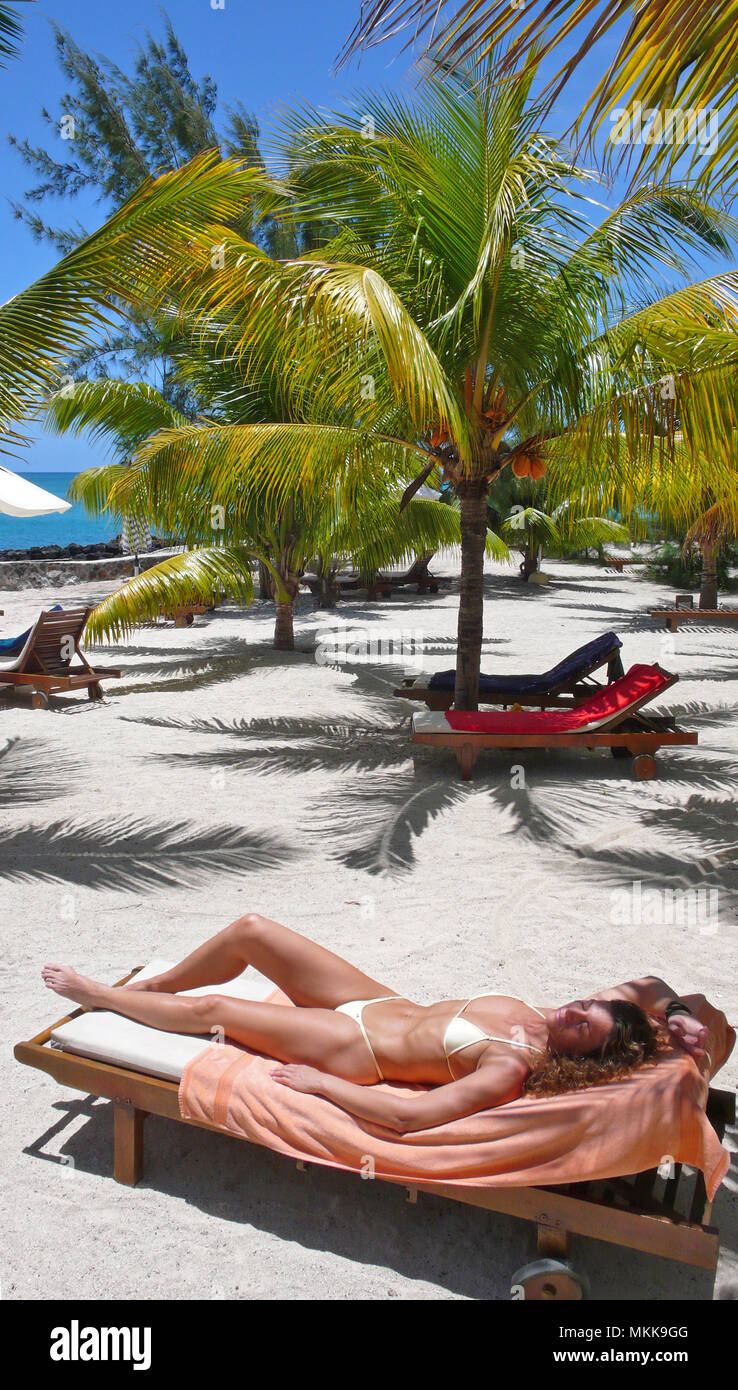 Sonnenbad unter Offenburg am Strand im Hotel Hibiscus, Ort Pereybere, Nordwesten von Maurizio Foto Stock