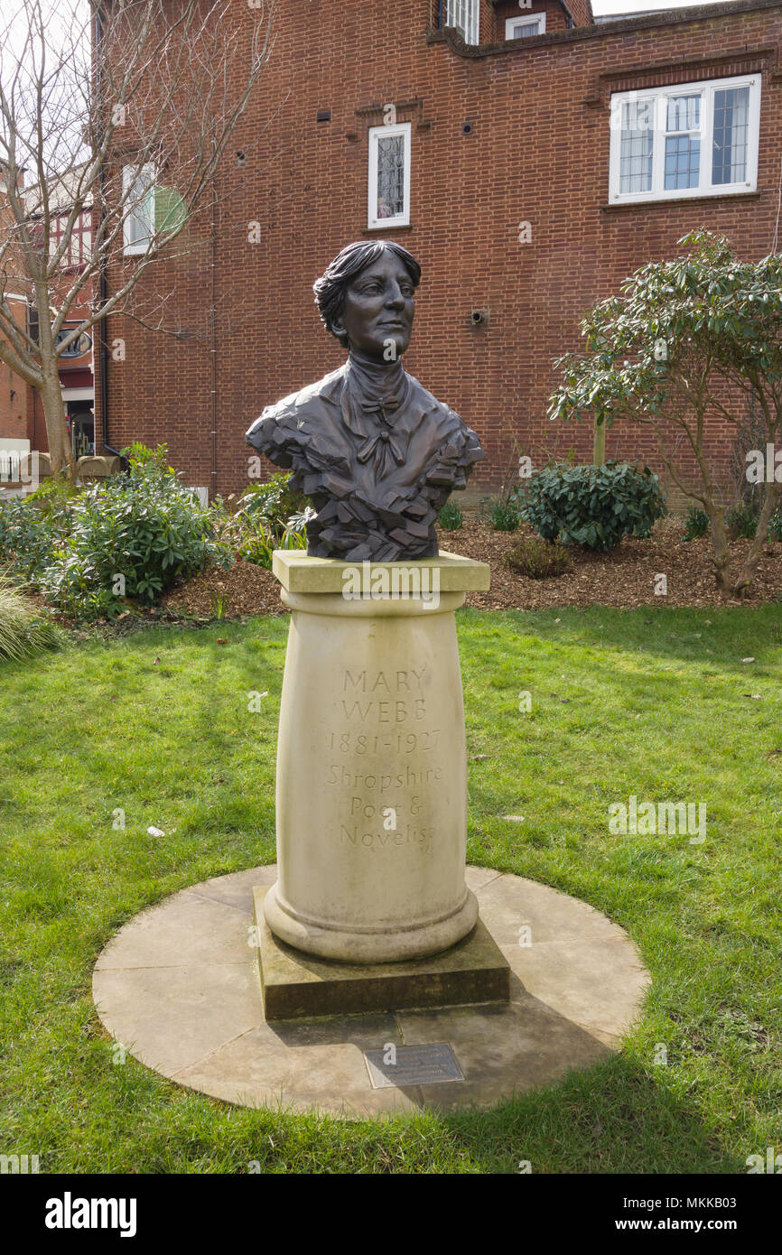 La Maria Webb monumento al di fuori della biblioteca pubblica a Shrewsbury Shropshire. Per commemorare il romantico inglese scrittore e poeta Foto Stock