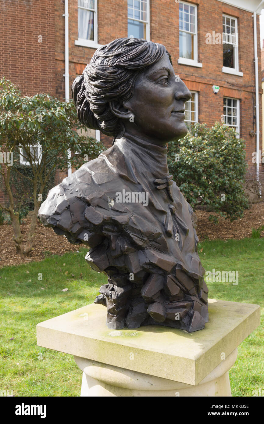 La Maria Webb monumento al di fuori della biblioteca pubblica a Shrewsbury Shropshire. Per commemorare il romantico inglese scrittore e poeta Foto Stock