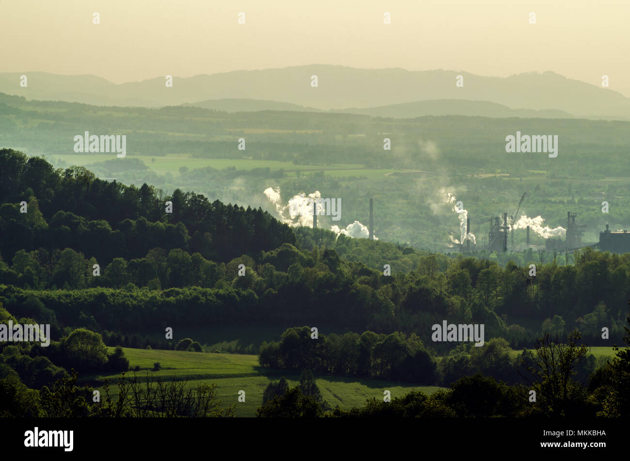 Fumatori ferramenta nella valle fra verdi colline boschive in Trinec, Ostravsko-karvinska uhelna panev, Repubblica Ceca (Cesko). Foto Stock