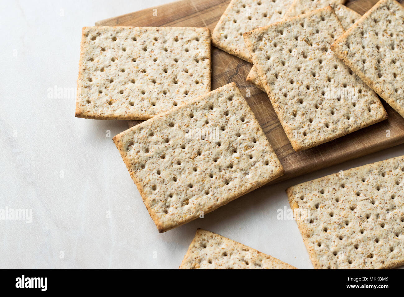 Pila di miele aromatizzato Graham cracker su una superficie di legno. Spuntini salutari. Foto Stock