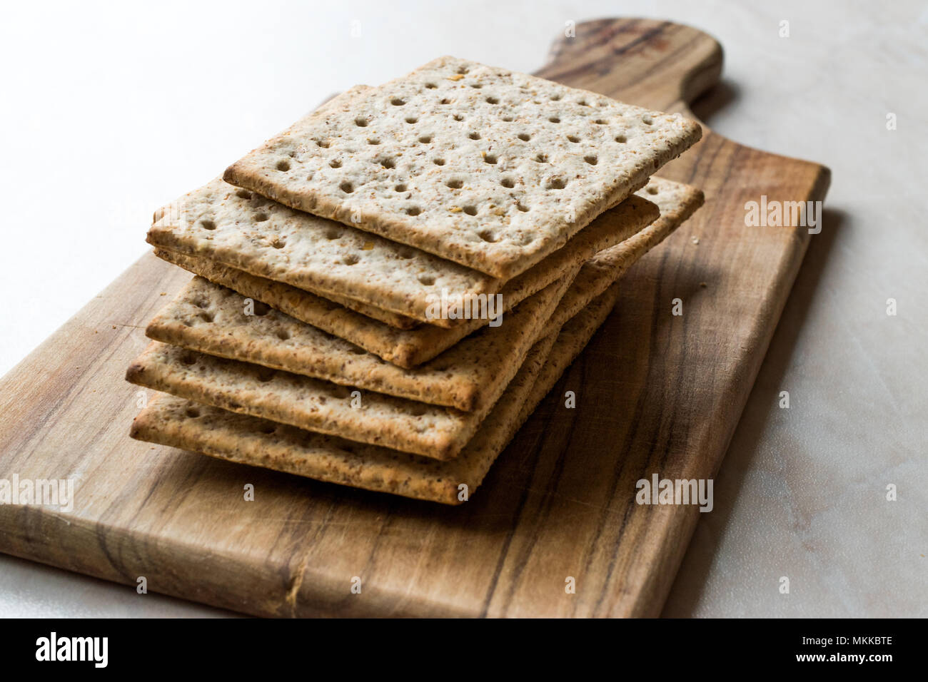 Pila di miele aromatizzato Graham cracker su una superficie di legno. Spuntini salutari. Foto Stock