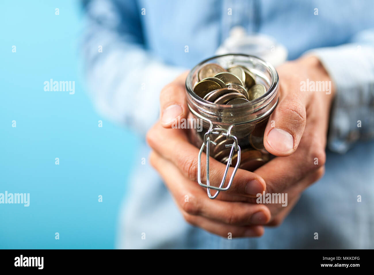 Uomo con una moneta jar Foto Stock