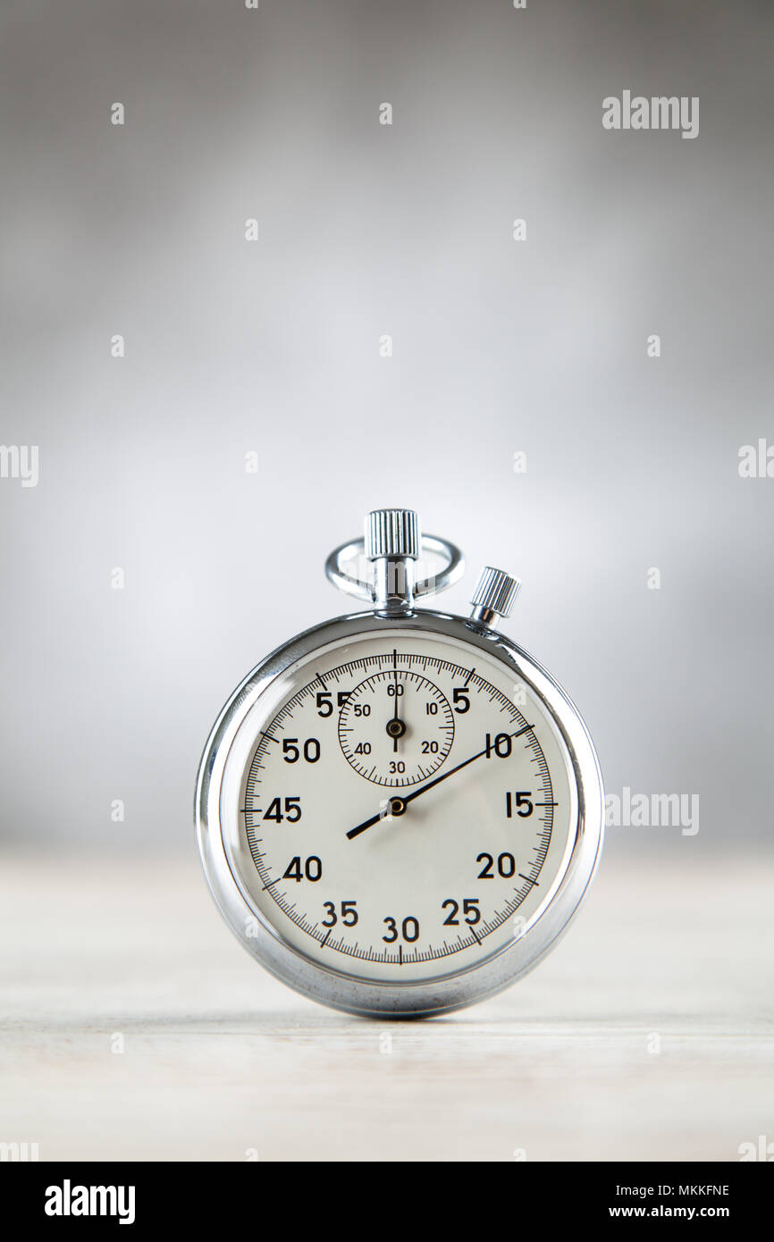 Cronometro analogico su sfondo grigio Foto Stock