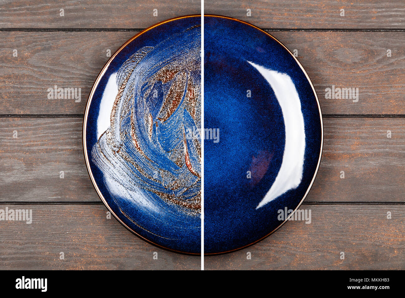 Piastra blu marrone sul tavolo di legno Foto Stock