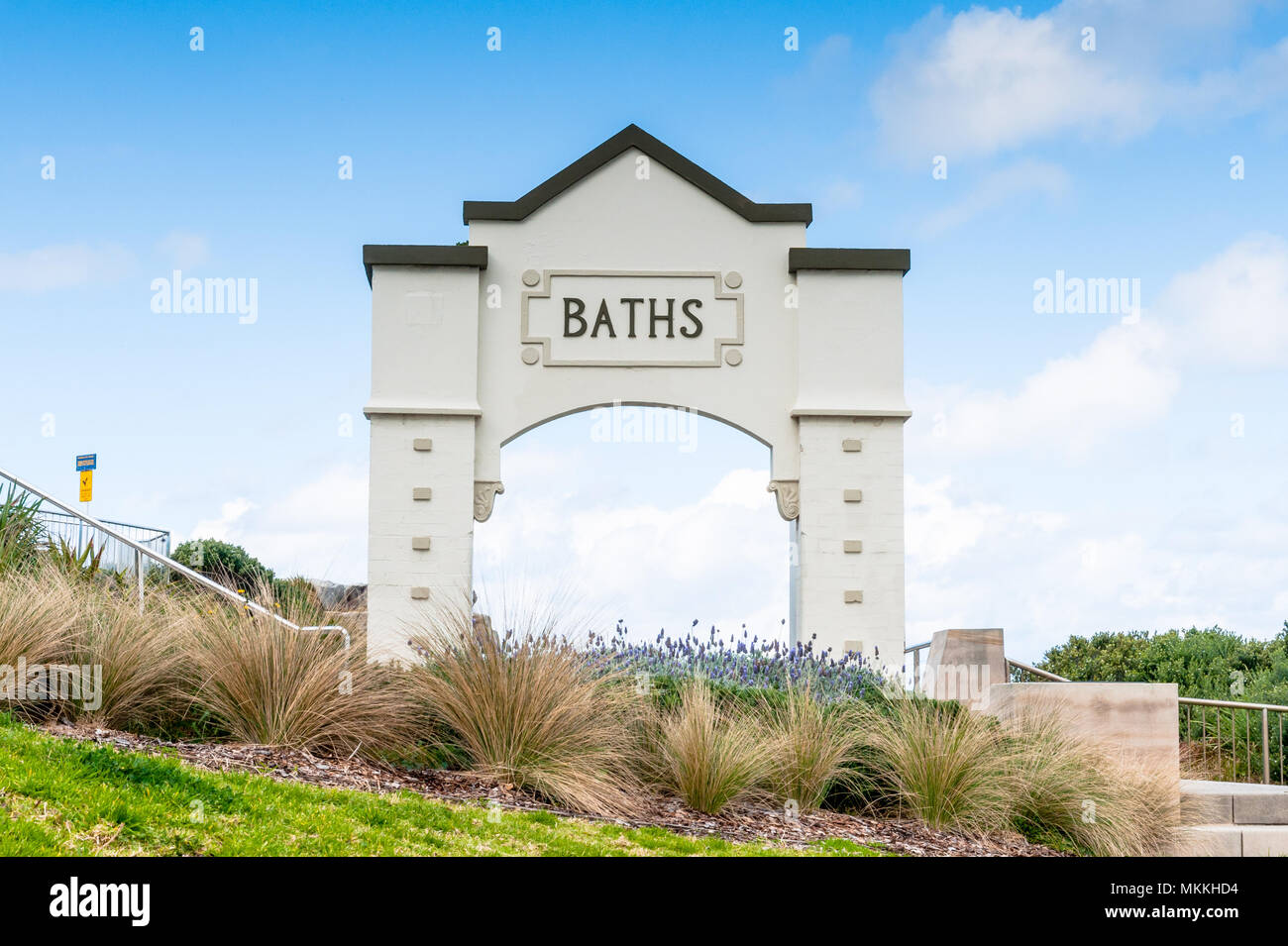 Il grande arco ingresso ai bagni all'aperto lungo il famoso Coogee a Bondi Beach a piedi, Sydney Australia. Foto Stock