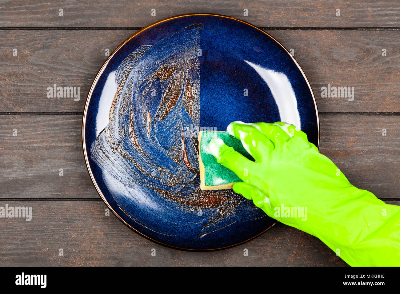 Piastra blu marrone sul tavolo di legno Foto Stock