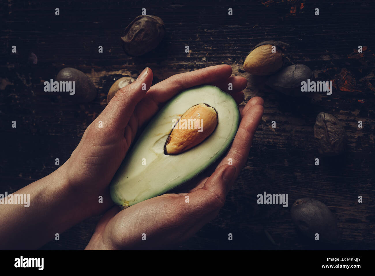 Avocado e semi ancora in vita. Foto Stock