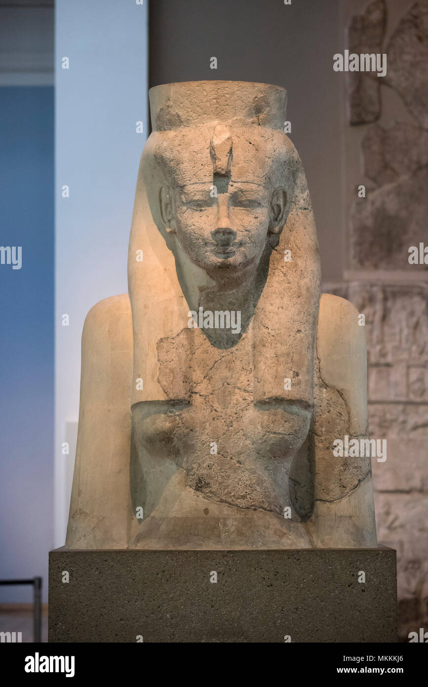 Londra. In Inghilterra. British Museum. Busto della dea egiziana Hathor, ca. 1390-1352 A.C. dal tempio mortuario della Merenptah, originariamente da Foto Stock