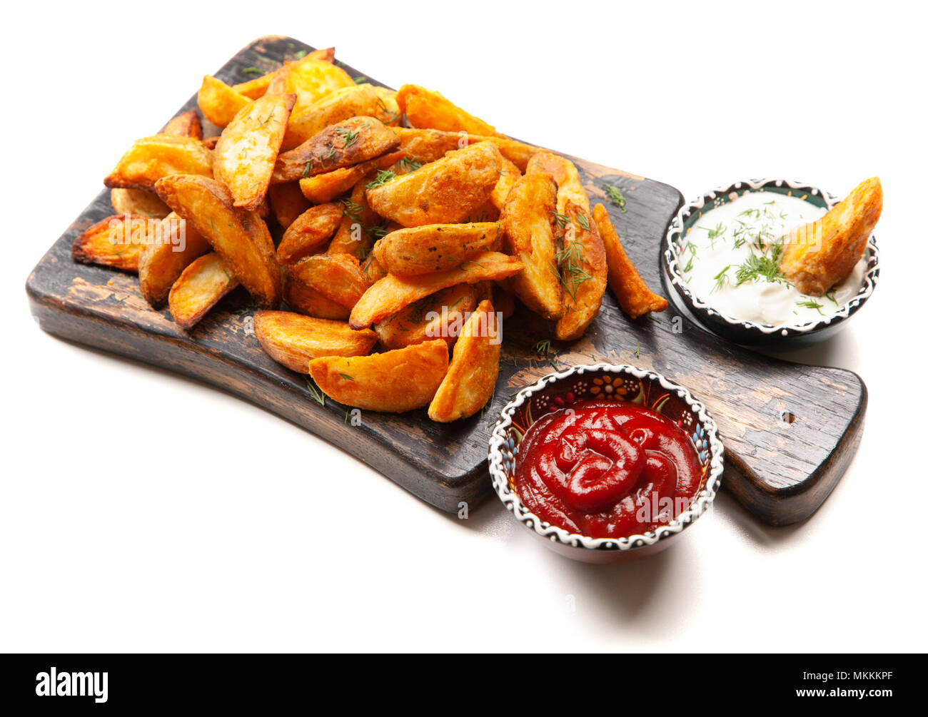 Patate al forno le patatine fritte sul tavolo di legno Foto Stock