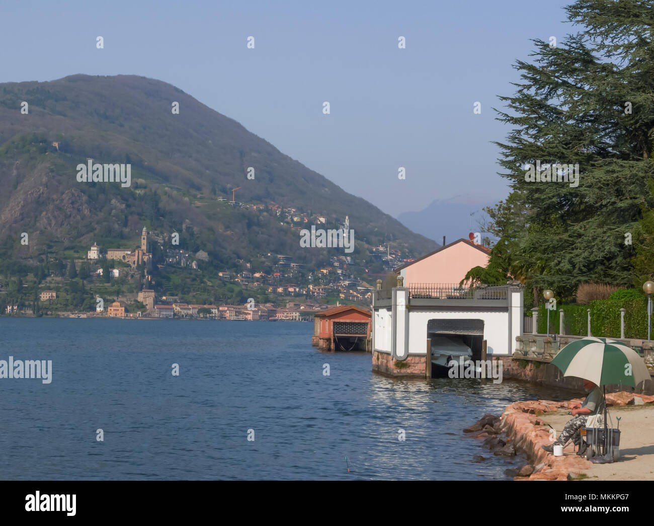 Un attrezzato pescatore sul lago di Lugano. Italia, Svizzera Foto Stock