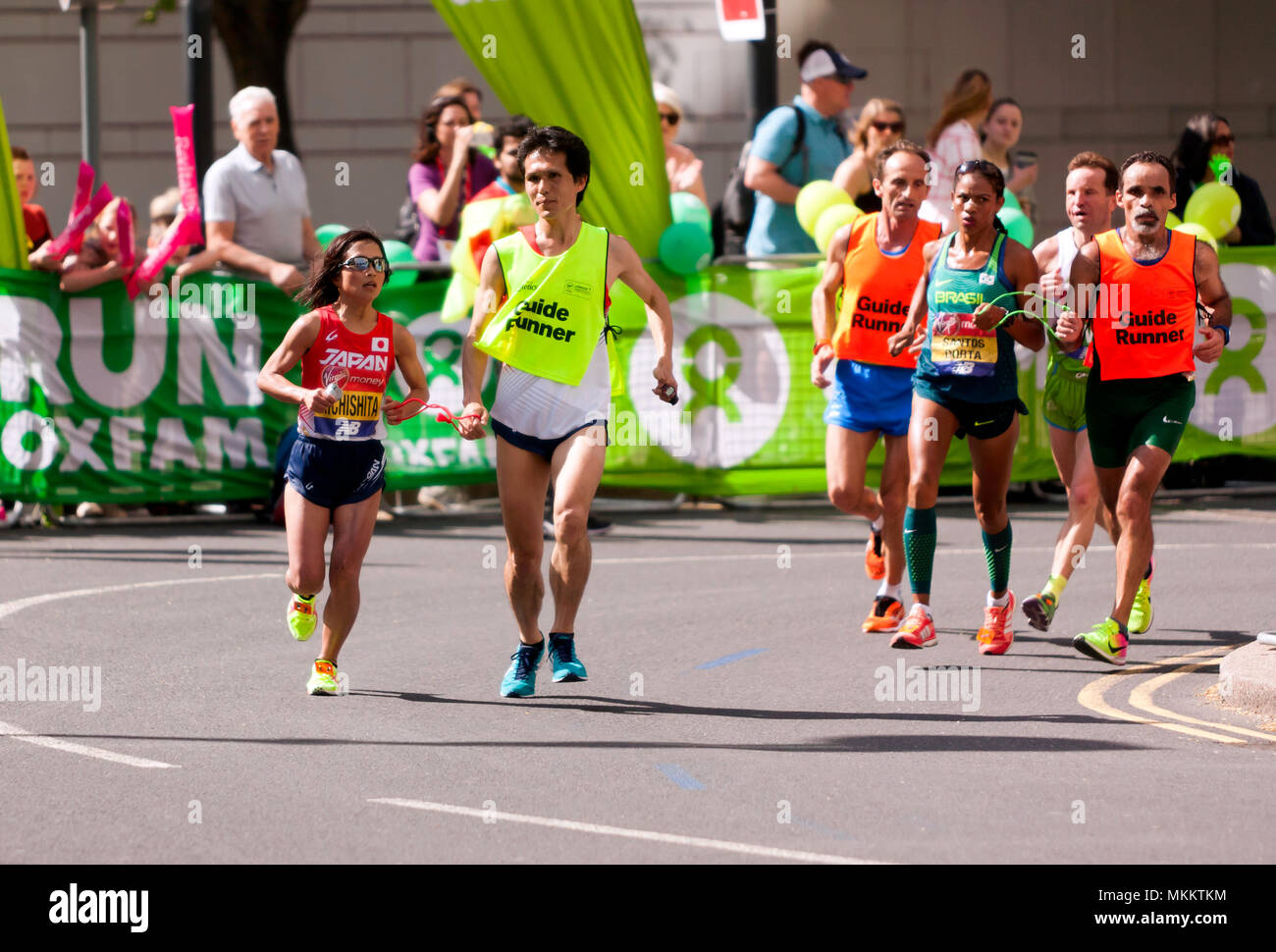 Misato Michisita (JPN) e Edenusa de Jesus Santos Dorta, (BRA), competere nel mondo Para atletica World Cup, parte del 2018 Maratona di Londra Foto Stock