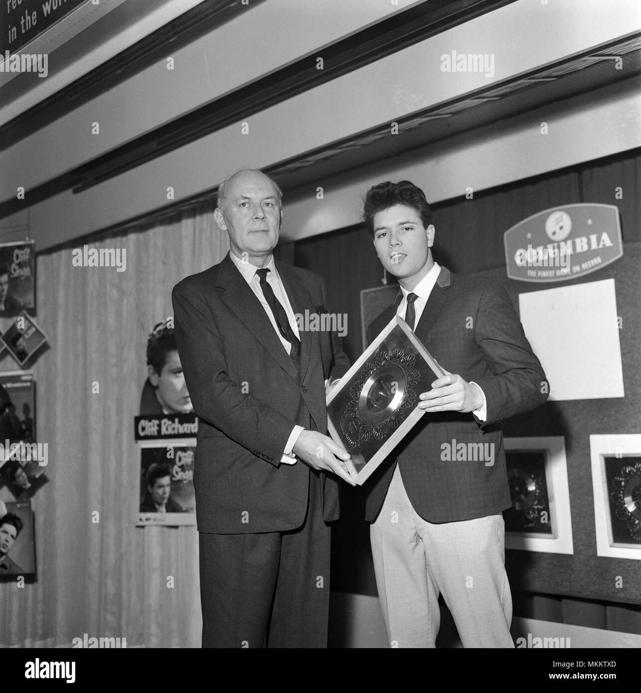 Il cantante Cliff Richard con il suo disco Silver Award per il singolo "ti amo". 11 gennaio 1961. Foto Stock