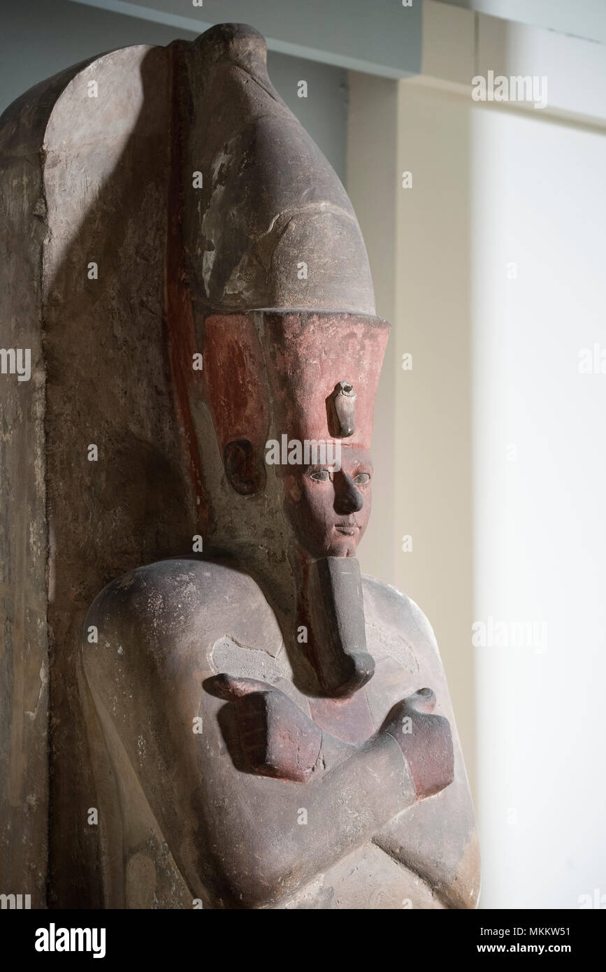 Londra. In Inghilterra. British Museum. Dipinto di Osiride statua del Faraone Amenofi I con il rosso e il nero dipinto di dettaglio, ca. 1510 BC, dal Templ Foto Stock