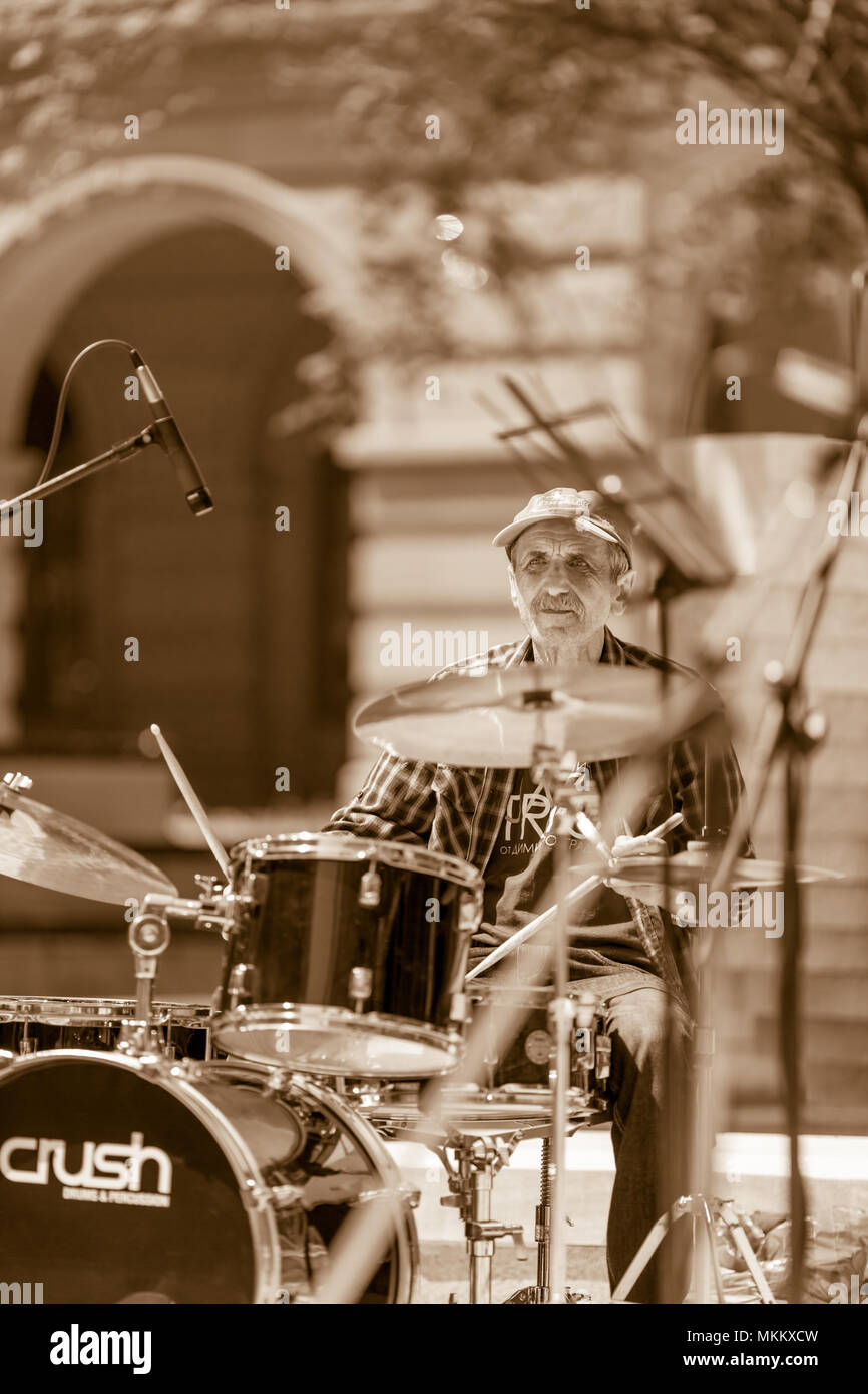 DIMITROVGRAD, Bulgaria - 30 Aprile 2018: Esperienza jazz player esegue il tamburo complesso di musica al concerto di strada evento dedicato al mondo internazionale Jazz giorno. Vista isolata Foto Stock