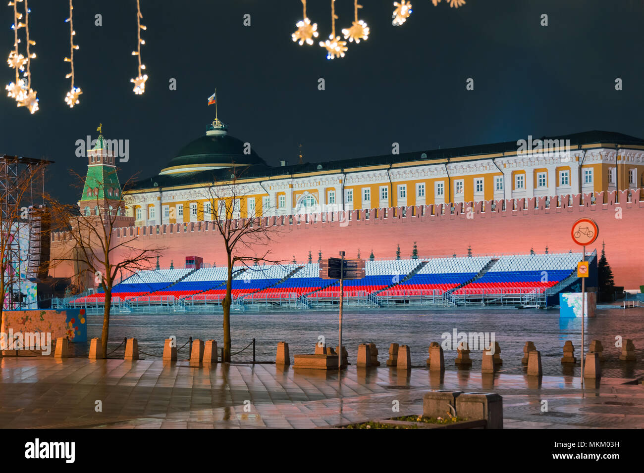 Mosca, Russia - 30 Aprile 2018: Vista della Torre Spasskaya del Cremlino di Mosca e il Palazzo dei Congressi Da Piazza Rossa prima del 1 maggio celebrati Foto Stock