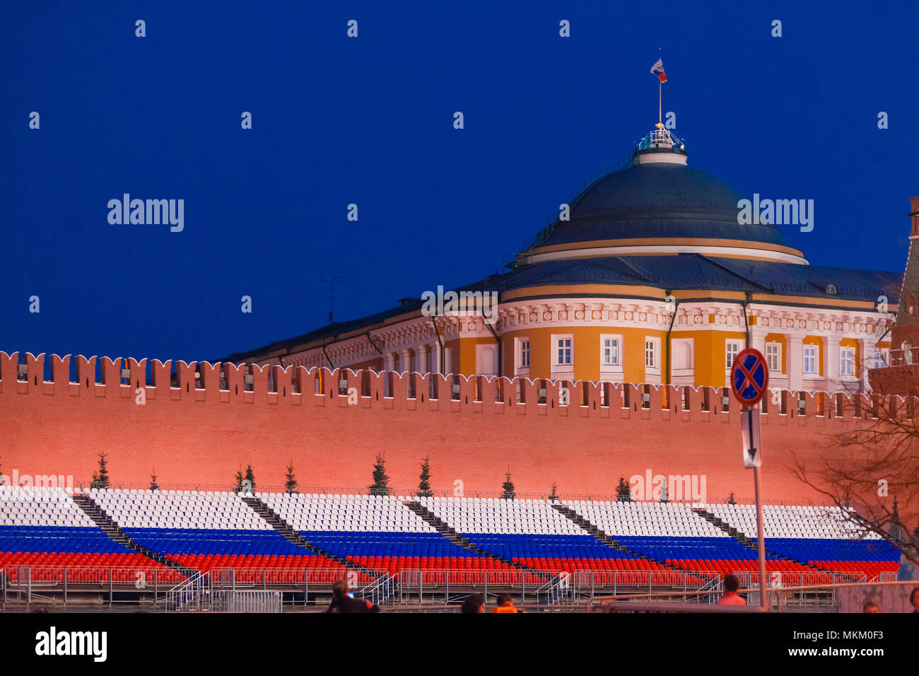 Mosca, Russia - 30 aprile 2018. Vista sul Palazzo dei Congressi dalla Piazza Rossa prima del 1 maggio celebrazione. Twilight prima del tramonto. Foto Stock