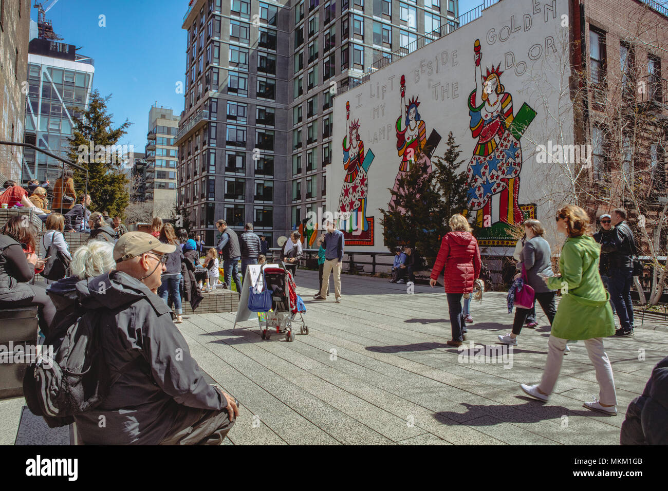 La Highline è una sezione del retrofit linea rampa sul lato ovest di Manhattan che serve come un pedone posto amichevole di camminare e di esercizio. Foto Stock