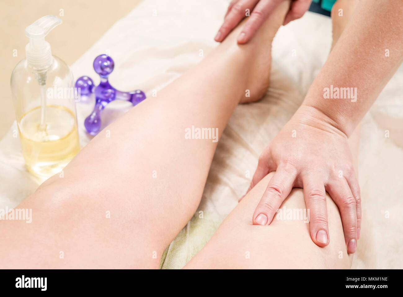 Massaggio di gambe in spa salone giacente su asciugamano Foto Stock