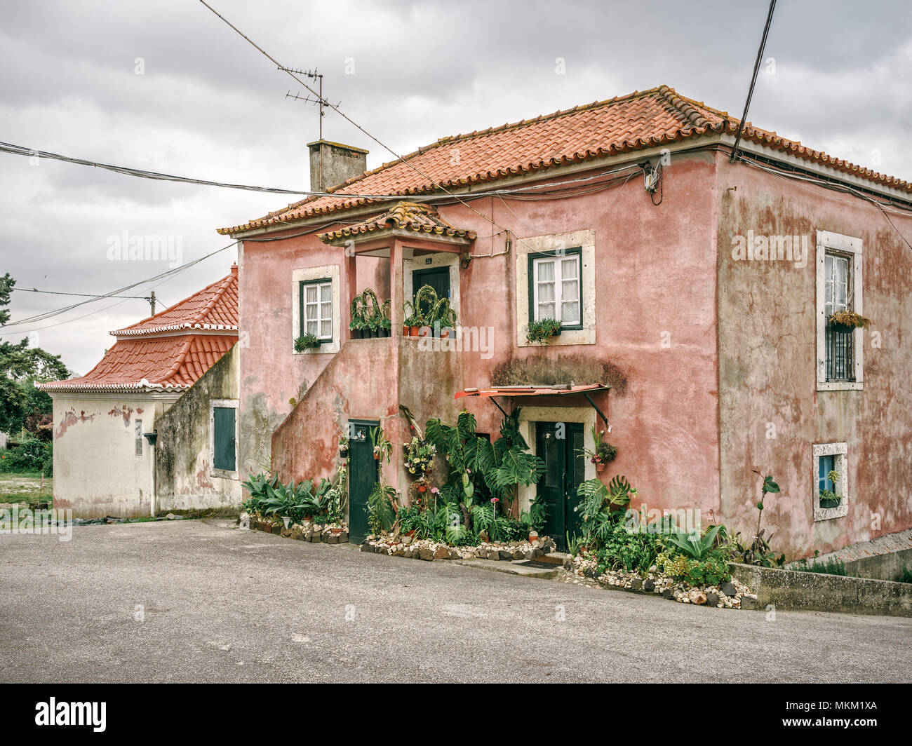 Rural Casa Vecchia con l'entrata coperta con impianti a Tapada da Ajuda, Lisbona, Portogallo. Foto Stock