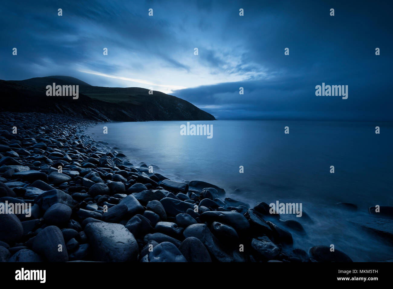 Le tenebre ricoprivano Minard Beach sulla penisola di Dingle, nella contea di Kerry Irlanda Foto Stock