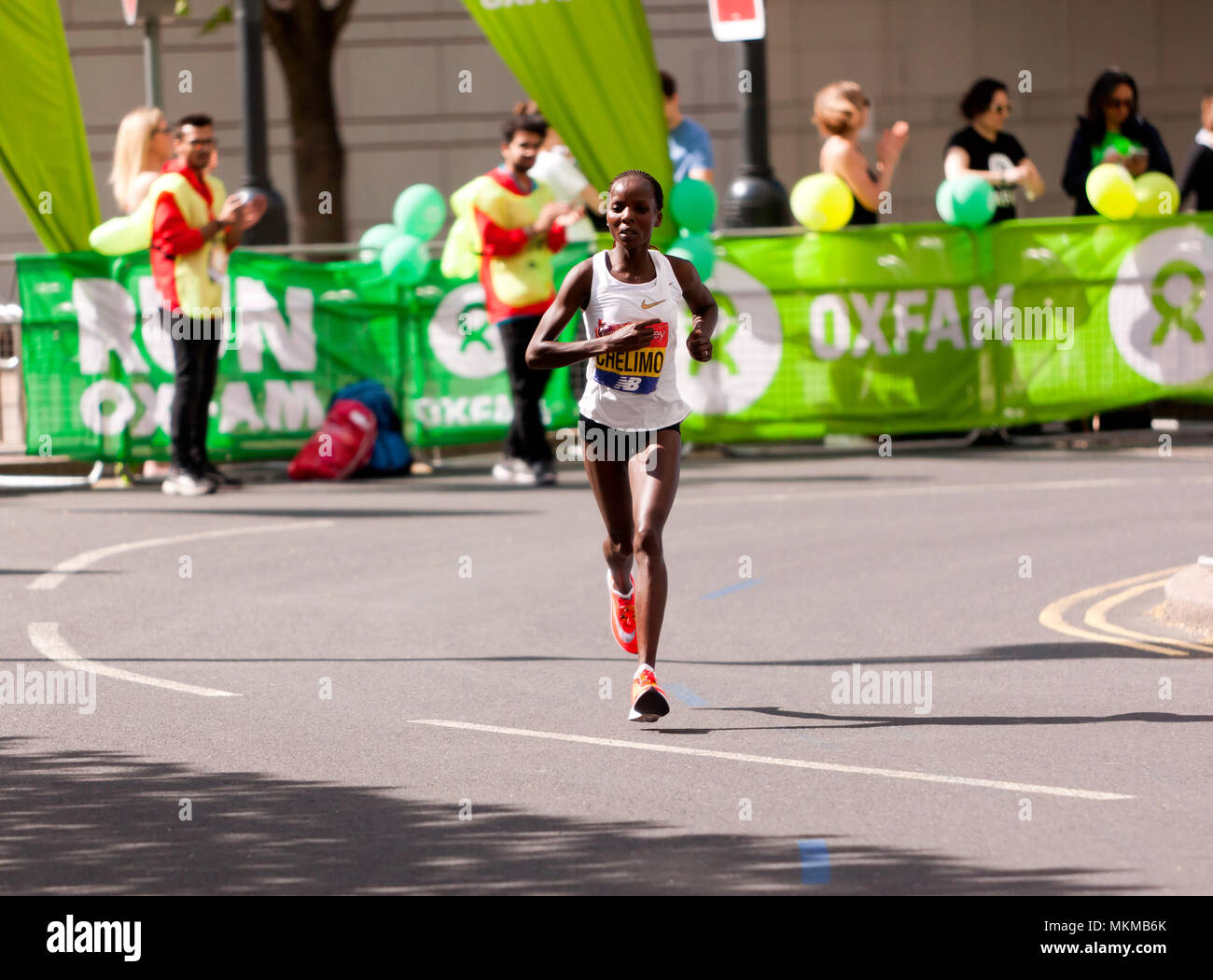 Rose Chelimo in lizza per il Bahrein, nel 2018 Donne Elite la maratona di Londra. Lei è andato a finire 6th, in un tempo di 02:26:03 Foto Stock