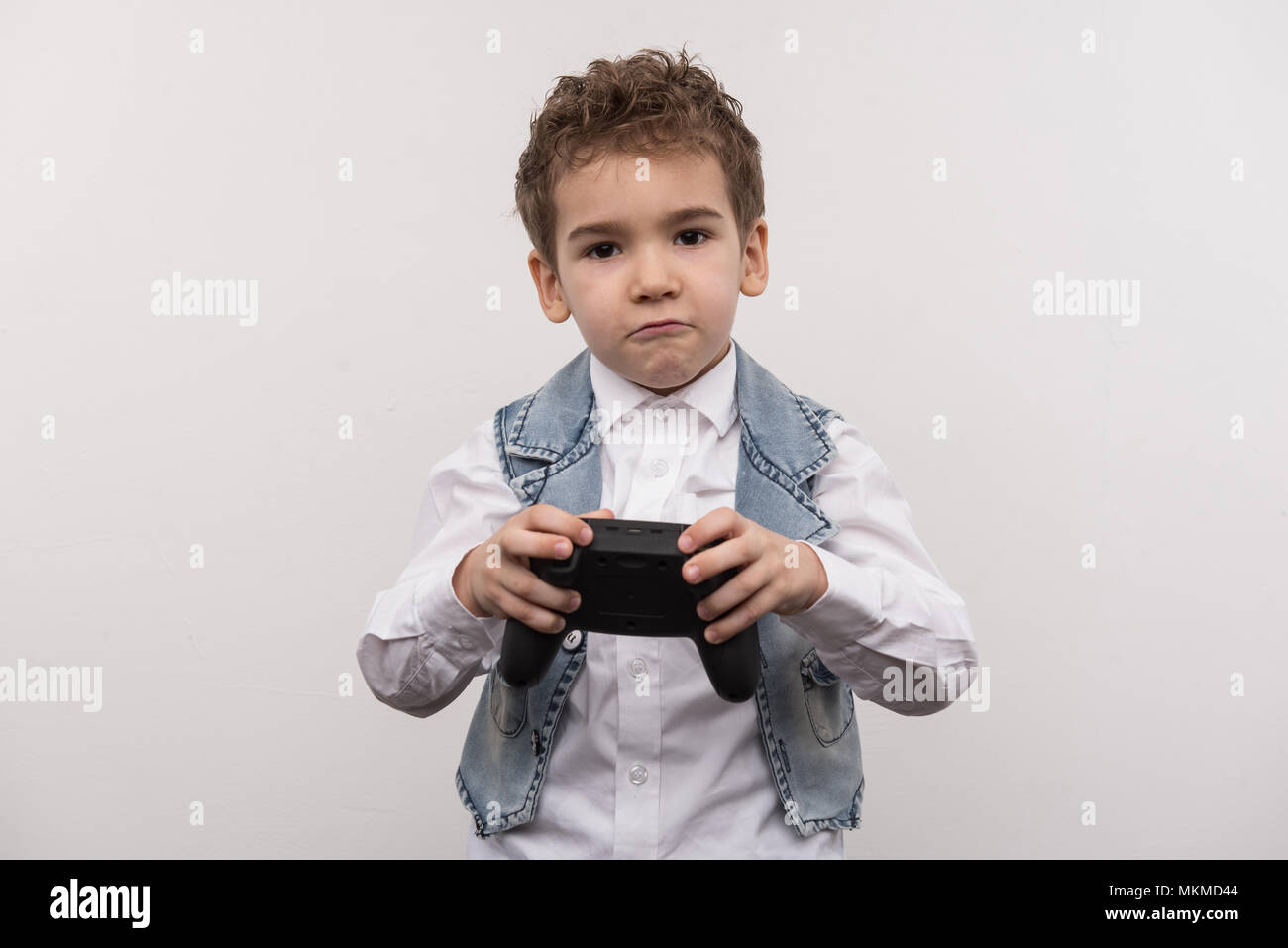 Carino ragazzo piacevole la riproduzione di un video gioco Foto Stock