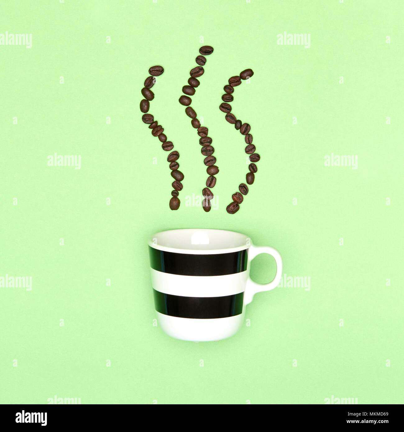 Creative pop art tazza di caffè color pastello sullo sfondo. Tazza da caffè e caffè torrefatto in grani concetto. Foto Stock