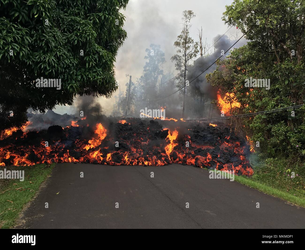 Un piroclastici flusso di lava dal Kilauea eruzione vulcanica in movimento lungo Makamae Street Maggio 6, 2018 in Leilani Estates, Hawaii. La recente eruzione continua distruzione di case, costringendo le evacuazioni e produca lava e gas velenosi sulla Big Island delle Hawaii. Foto Stock