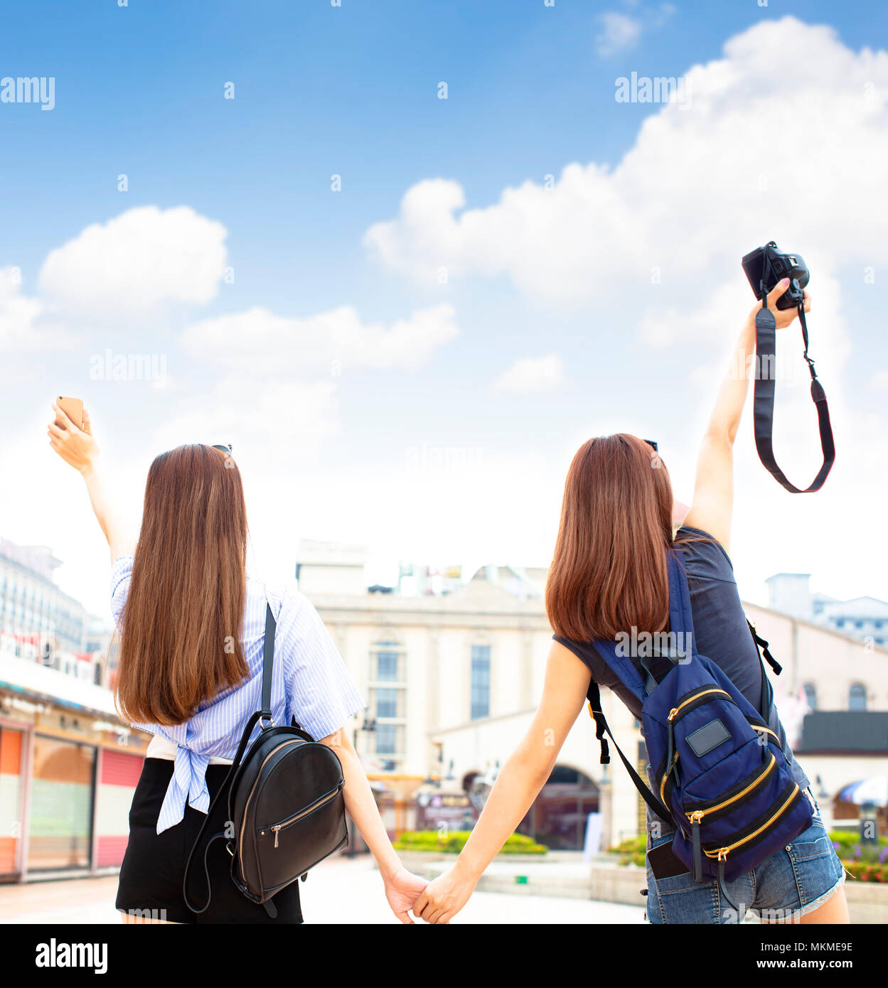 Due ragazze divertirsi durante le vacanze estive Foto Stock