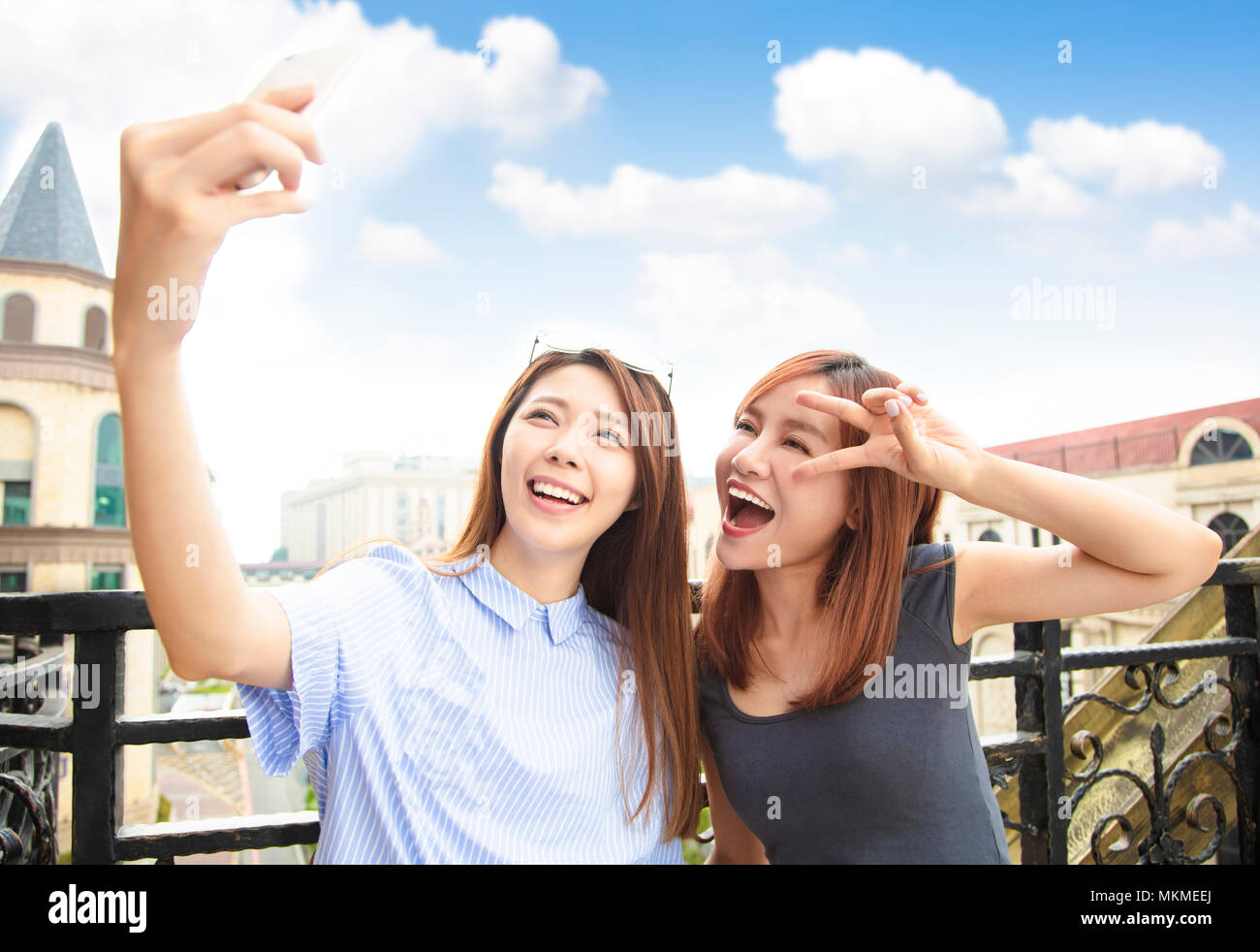Due ragazze felici prendendo selfie e concetto di viaggio Foto Stock