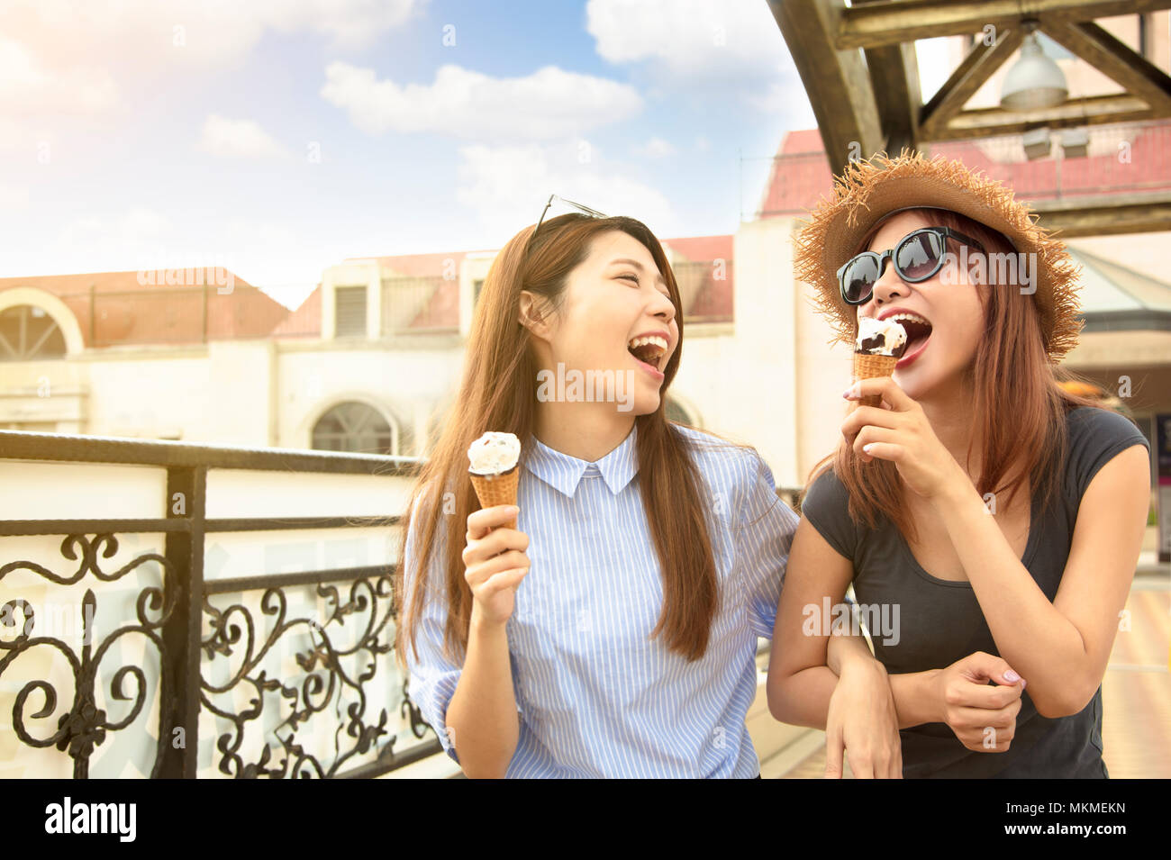 Felice ragazze godere di gelati e le vacanze estive Foto Stock