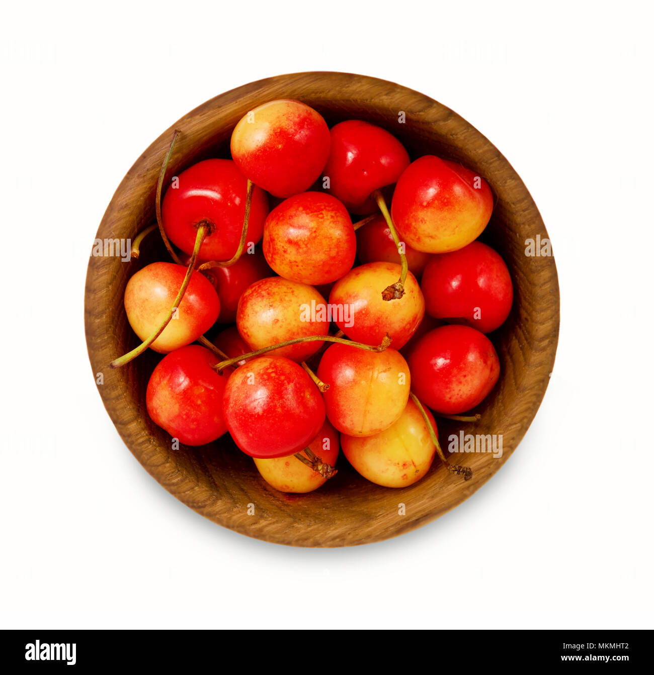 Rosso ciliegia fresca frutta in una ciotola di legno. Vista dall'alto. Mature e gustosi cherry isolati su sfondo bianco. Foto Stock