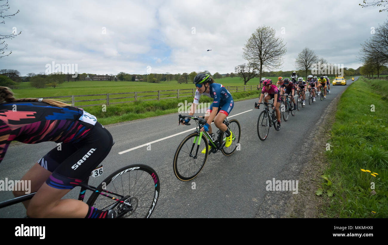 Un gruppo di ciclisti femmina competere nel Tour de Yorkshire 2018, corse su una superficie piana e scenic, campagna lane vicino a Ilkley, North Yorkshire, Inghilterra, Regno Unito. Foto Stock