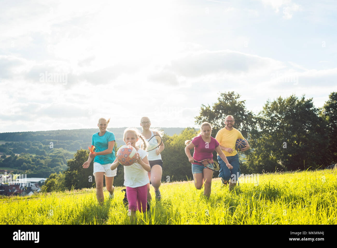 Famiglia giocando, esecuzione e fare sport in estate Foto Stock