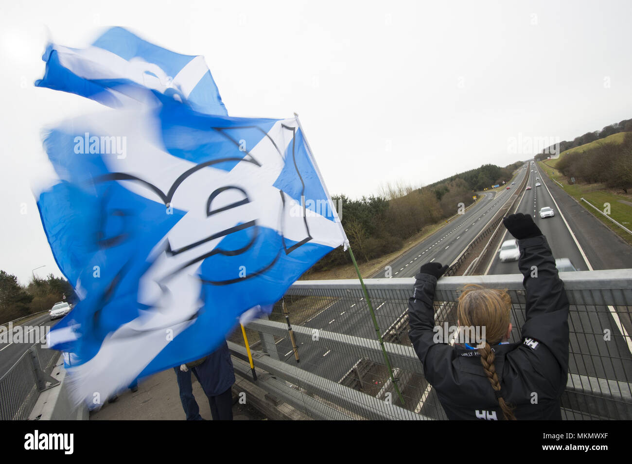 Alcuni ponti 40 lungo la lunghezza della M8 sono drappeggiati con striscioni, bandiere e sì sostenitori, per evidenziare la loro causa. Dotato di: YesM8 dove: autostrada M8, Regno Unito quando: 07 Apr 2018 Credit: Euan ciliegio/WENN Foto Stock