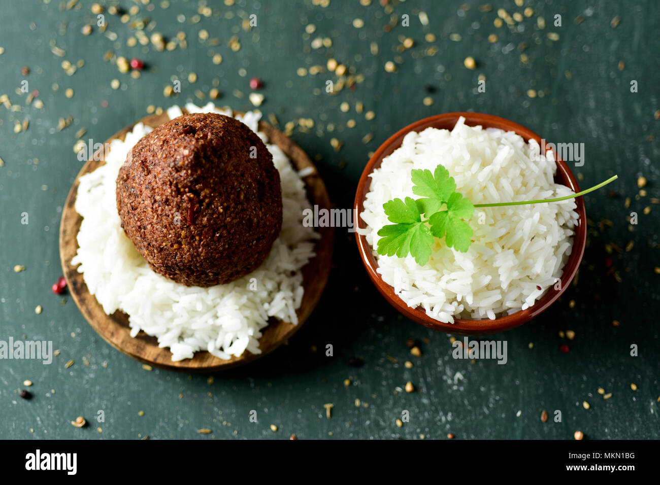 Kibbeh, un piatto levantino, su una tavola in legno rustico Foto Stock