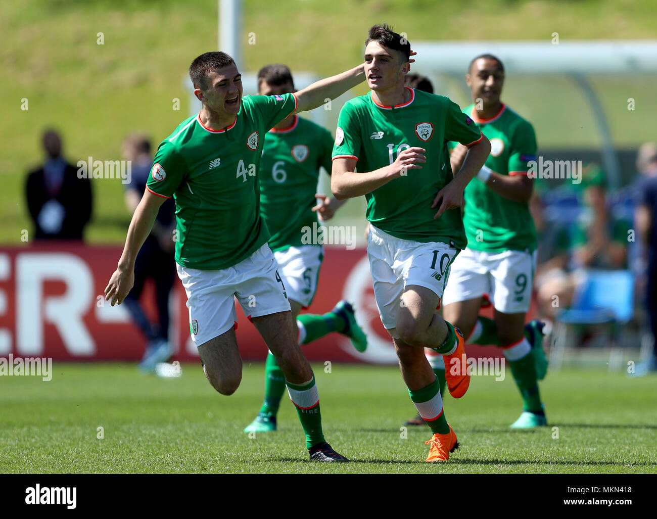 Repubblica di Irlanda il Troy Parrot (destra) punteggio celebra il suo lato del primo obiettivo del gioco con il compagno di squadra Oisin Mcentee durante UEFA europeo U17 campionato, gruppo C corrispondono al St George's Park Stadium, Burton-on-Trent. Foto Stock