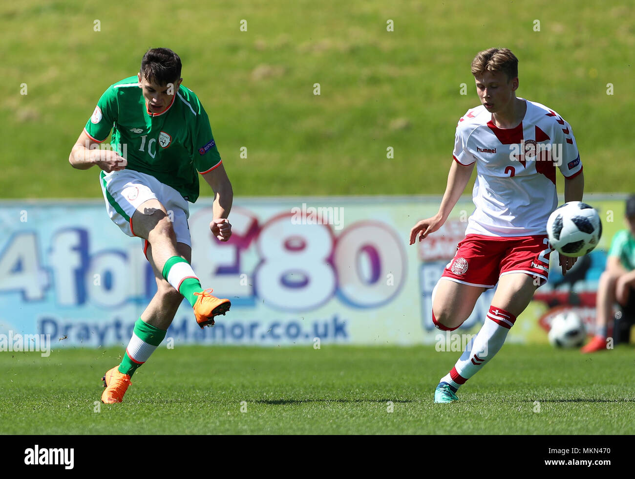 Repubblica di Irlanda il Troy punteggi pappagallo il suo lato del primo obiettivo del gioco durante la UEFA europeo U17 campionato, gruppo C corrispondono al St George's Park Stadium, Burton-on-Trent. Foto Stock