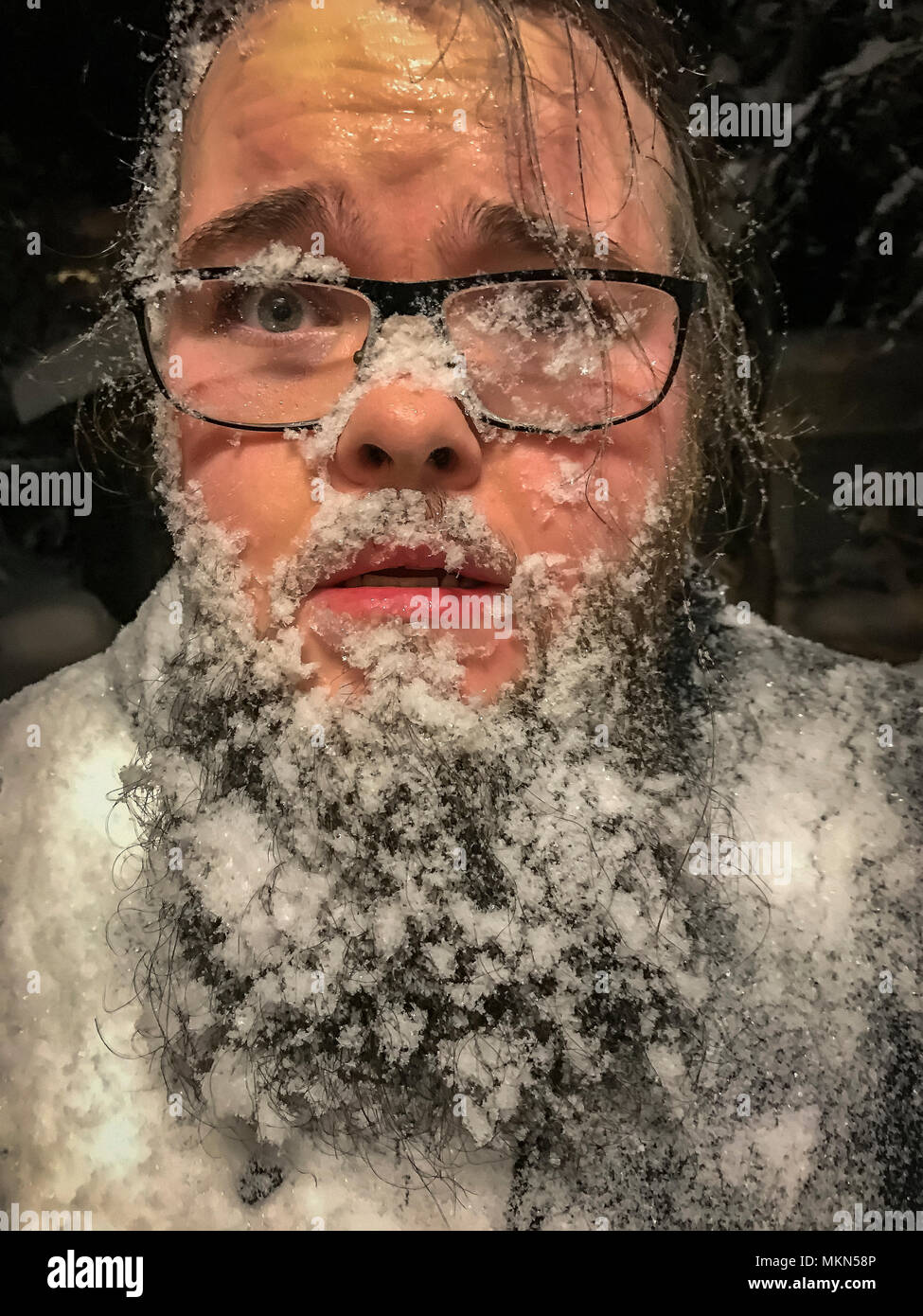 Uomo di neve e di ghiaccio sul suo viso e barba, Islanda Foto Stock