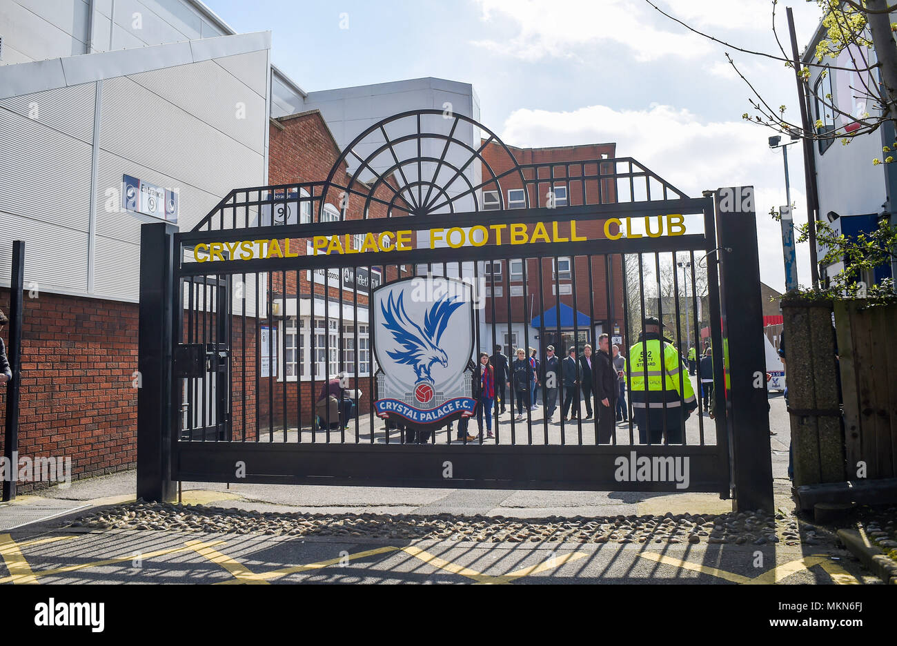 Thornton Heath Crystal Palace a sud di Londra Regno Unito - Cancelli all ingresso del Parco Selhust Crystal Palace football club Foto Stock