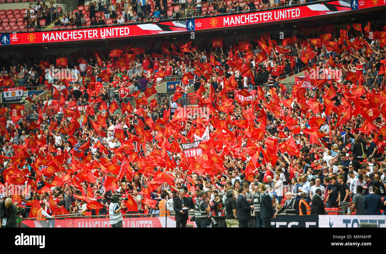 I tifosi del Manchester United guardano la semifinale della Emirates fa Cup contro il Tottenham Hotspur allo stadio di Wembley Inghilterra Regno Unito foto Simon Dack / TPI. Foto Stock